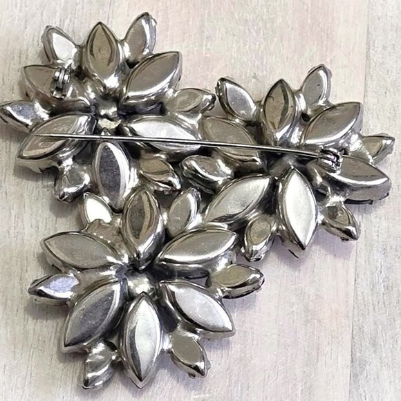 Blue rhinestone pin, statement pin, vintage pin, rhinestone pin, flower cluster - Picture 4 of 4